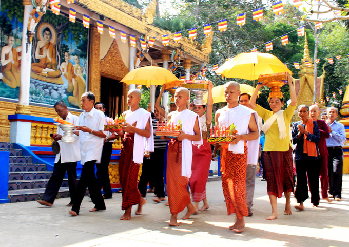 Theo truyền thống, nam giới Khmer khi trưởng thành thường vào chùa xuất gia trong một khoảng thời gian nhất định, nhằm báo hiếu cha mẹ và bày tỏ lòng biết ơn đối với công lao sinh thành, dưỡng dục. Ảnh: Sơn Hên img-9521.jpg