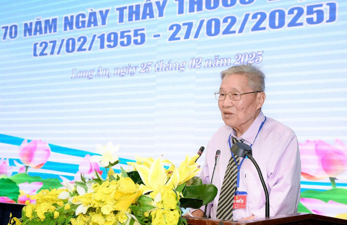 Trung tá - Thầy thuốc nhân dân Trần Tấn Tài đi qua hai cuộc kháng chiến chống thực dân Pháp và đế quốc Mỹ của dân tộc. Ảnh: Đức Hạnh - TTXVN 180657-long-an-bai-3.jpg