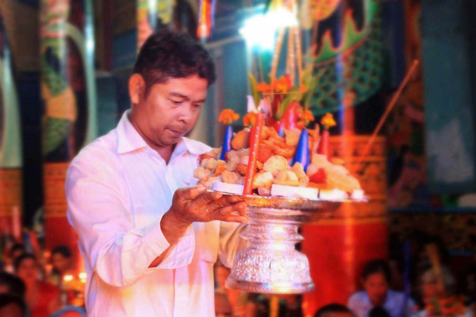 Phật tử trang trọng mang lễ vật lên chánh điện. Kết thúc thời kinh, lễ vật được mang ra đặt xung quanh chánh điện. 2-bayben-5931.jpg