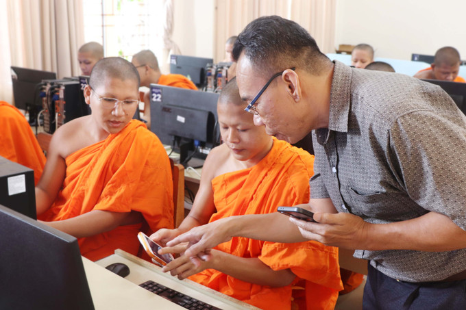 Thầy Mai Dũng Trang, giáo viên Trường Bổ túc Văn hóa Pali Trung cấp Nam Bộ, hướng dẫn tăng sinh truy cập phần mềm ứng dụng trên nền tảng smartphone. 4-img-2980.jpg