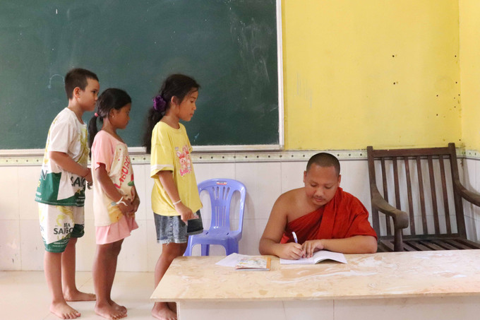 Thay vì ở nhà vui chơi thảnh thơi, các em nhỏ lại lên chùa đăng ký học chữ Khmer. d-hoc-he.jpg