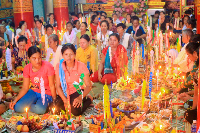 Phật tử tại chùa Bãi Xàu (TP Cần Thơ) mang lễ vật lên chùa gồm nhang, đèn cầy, hoa, quả, nước, bánh kẹo và đặc biệt không thể thiếu cơm vắt được trang trí đẹp mắt. 1-bayben.jpg