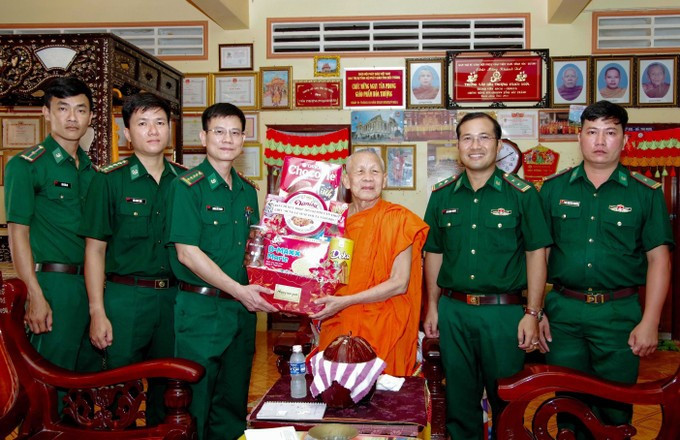 Lãnh đạo Bộ đội Biên phòng Cần Thơ thăm tặng quà và chúc mừng Sen Đôn Ta các các vị sư chùa khmer trên địa bàn biên phòng. Ảnh: Trung Hiếu can-tho-190925.jpg