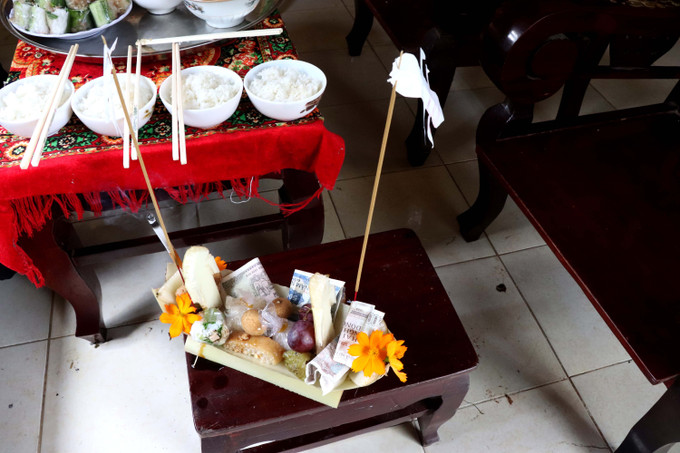 Gia đình bà Thạch Thị Kim Sang, ngụ tại khóm 5, phường Phú Lợi, TP Cần Thơ, thực hiện nghi thức cúng tiễn ông bà, tổ tiên. Ảnh: Sơn Hên img-3993.jpg