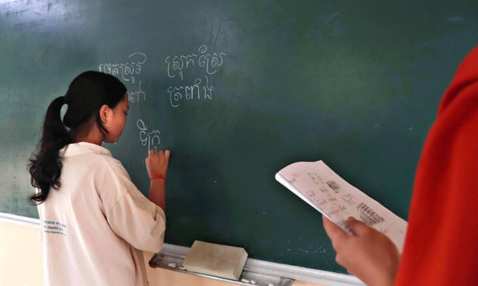Một lớp học hè tại chùa Po Thi Sa Tha Ram (Chùa Sóc Vồ) ở Khóm 3, Phường 7 (thành phố Sóc Trăng). 4-hoc-chu-khmer.jpg