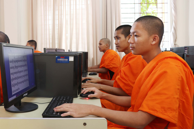 Giờ thực hành tin học của tăng sinh năm nhất Trường Bổ túc Văn hóa Pali Trung cấp Nam Bộ tại phường Sóc Trăng, TP Cần Thơ. 7-img-2873.jpg