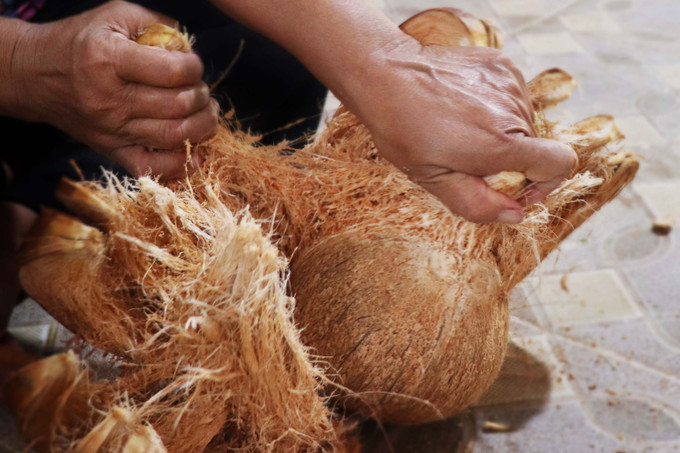 Người nấu thường chọn dừa khô vừa già để nạo và vắt lấy nước cốt, giúp món canh có vị ngọt béo, đậm đà tự nhiên. 04.jpg