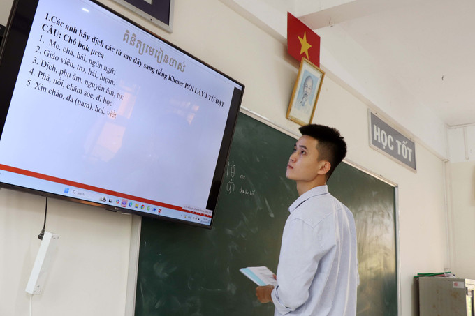 Việc sử dụng màn hình LED kết nối trực tiếp trong lớp giúp học viên dễ dàng theo dõi, đối chiếu thông tin và ghi chú bài học một cách hiệu quả. 1-img-2334.jpg
