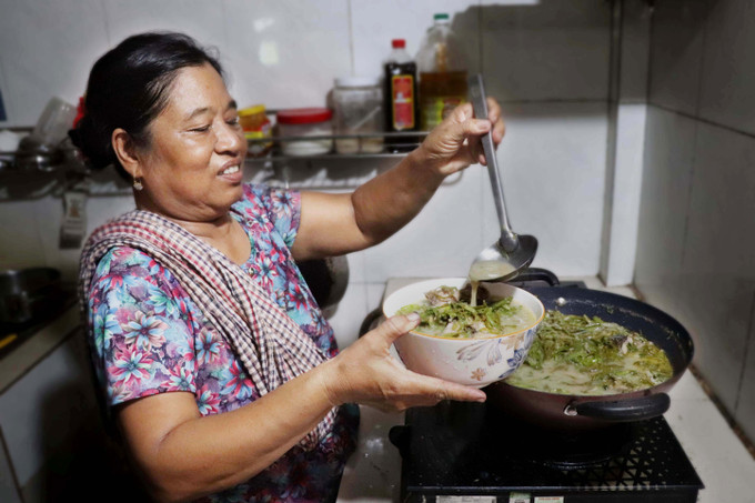 Bà Lâm Thị Sà Vên đang chế biến món canh Samlor Korko, món ăn truyền thống mà bà đã gắn bó từ nhỏ. Nguyên liệu được bà chọn lựa kỹ, hầu hết là rau củ tự nhiên, có sẵn trong vườn nhà. 02.jpg