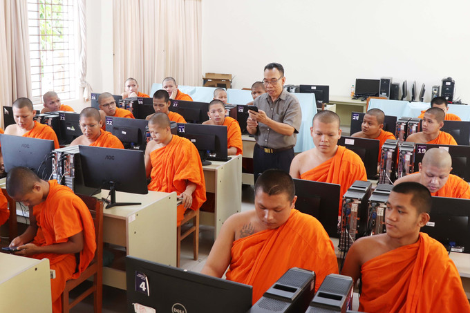 Trong giờ học môn Pali - Khmer, các tăng sinh sử dụng phần mềm ứng dụng số để tra cứu, giúp việc học trở nên dễ dàng và hiệu quả hơn. 3-img-3128.jpg