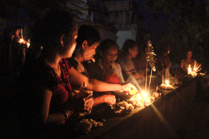 Dịp này, dù đi làm ăn xa, con cháu vẫn cố gắng thu xếp thời gian trở về sum họp cùng gia đình để tổ chức buổi đặt cơm vắt, thể hiện lòng thành kính và biết ơn đối với tổ tiên. 5-bayben.jpg