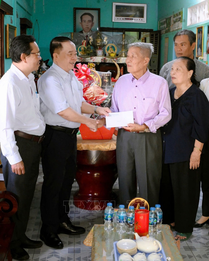 Giám đốc Sở Y tế Long An Huỳnh Minh Phúc thăm và tặng quà vợ chồng Thầy thuốc nhân dân Trần Tấn Tài - nguyên Giám đốc Sở Y tế Long An. Ảnh: Đức Hạnh - TTXVN 180944-long-an-bai-4.jpg