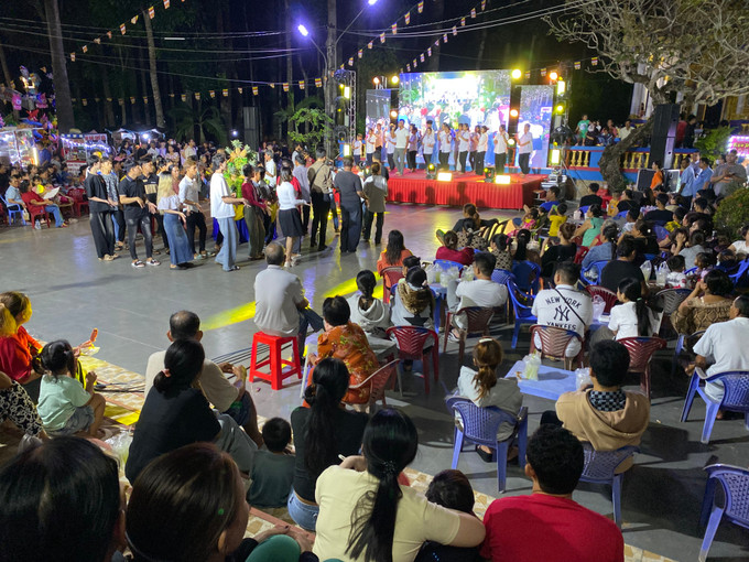 Bà con cùng tham gia múa hát những điệu múa truyền thống như rom-vong, lăm-liêu, sa-ra-van… đêm Sene Dolta tại chùa Mahatup (chùa Dơi) TP Cần Thơ. Ảnh: Sơn Hên img-2958.jpg