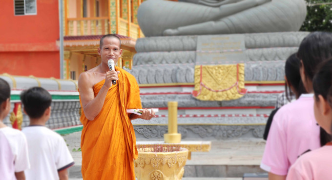 Thượng tọa Sơn Thon, Trrụ trì chùa Pô Thi Sal Chrôi Tưm Kan Đal (ấp Tâm Lộc, xã Đại Tâm, huyện Mỹ Xuyên, tỉnh Sóc Trăng) chia sẻ tại buổi khai giảng lớp học hè chữ Khmer. i-hoc-he.jpg