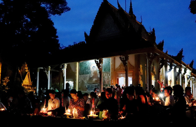 Từ sáng sớm, Phật tử chùa Mahatup (TP Cần Thơ) đã lên chùa thực hiện nghi thức đặt cơm vắt xung quanh khu vực chánh điện trong không khí trang nghiêm, thành kính. 3-bayben.jpg