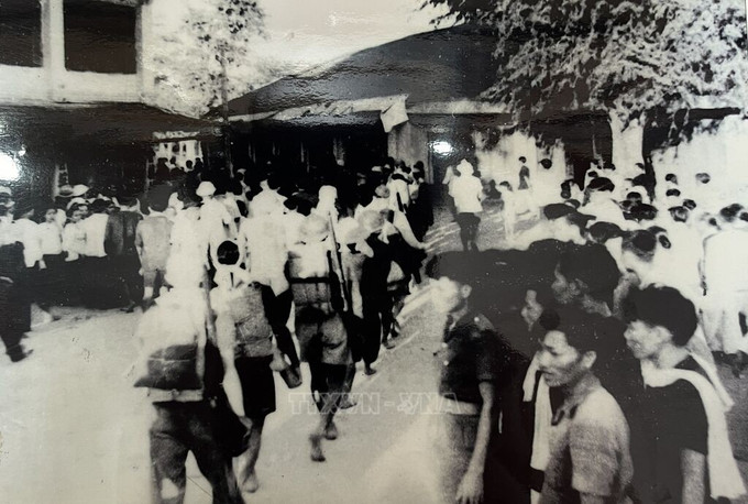 Nhân dân đón mừng Tiểu đoàn 307 thắng trận trở về vào năm 1948. Ảnh: TTXVN phát 165053-nhan-dan-don-mung-tieu-doan-307-thang-tran-tro-ve-vao-nam-1948-anh-ttxvn-phat.jpg