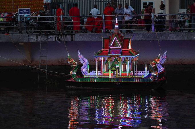 Người dân trang trí các đèn Protip bằng những mô hình như ngôi chánh điện, rắn thần Naga, bảo tháp... với nhiều vật phẩm dâng lên thần linh.