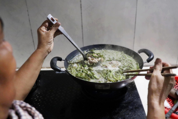 Khuấy đều để các nguyên liệu hòa quyện, tạo nên hương vị đồng nhất cho món canh. 05.jpg