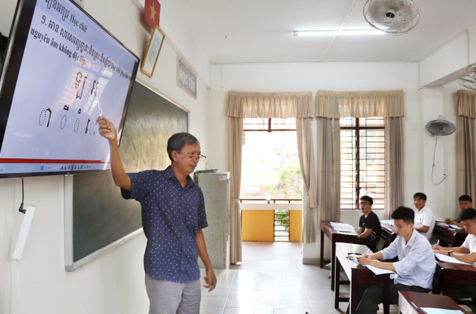 Thầy Danh Mến, giáo viên Trường Bổ túc Văn hóa Pali Trung cấp Nam Bộ, đứng lớp bồi dưỡng tiếng Khmer cho cán bộ, chiến sĩ Bộ đội Biên phòng TP Cần Thơ, với sự hỗ trợ của màn hình LED hiện đại. 2-img-2733.jpg