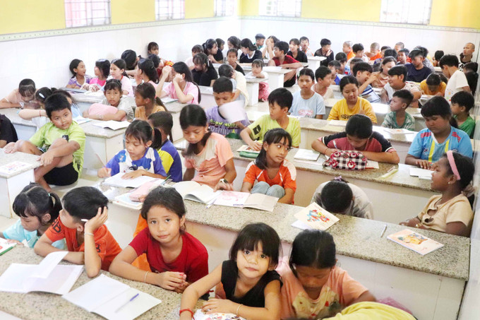 Giờ lên lớp của các em lớp 1 tại chùa Pô Thi Sal Chrôi Tưm Kan Đal (ấp Tâm Lộc, xã Đại Tâm, huyện Mỹ Xuyên, tỉnh Sóc Trăng). a-hoc-he.jpg