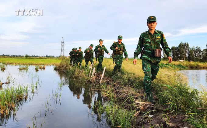 vna_potal_giu_vung_bien_cuong_de_nhan_dan_don_tet_2024_an_vui_7219780.jpg