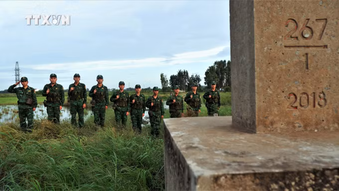 vna_potal_giu_vung_bien_cuong_de_nhan_dan_don_tet_2024_an_vui_7219781.jpg