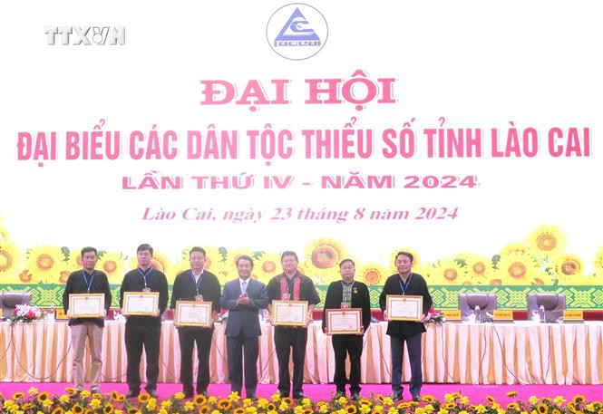 Bộ trưởng, Chủ nhiệm Ủy ban Dân tộc Hầu A Lềnh tặng bằng khen cho các tập thể, cá nhân có thành tích xuất sắc. Ảnh: Hương Thu - TTXVN vna_potal_dai_hoi_dai_bieu_cac_dan_toc_thieu_so_tinh_lao_cai_nam_2024____________________________7553743.jpg
