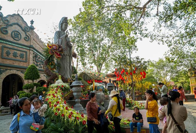 Người dân và du khách thập phương chiêm bái chùa Thiền Lâm - Gò Kén ở khu phố Long Trung, phường Long Thành Trung (thị xã Hòa Thành, Tây Ninh). Ảnh: Giang Phương - TTXVN vna_potal_chua_thien_lam_-_ngoi_chua_tram_nam_tuoi_tai_tay_ninh_7392782.jpg