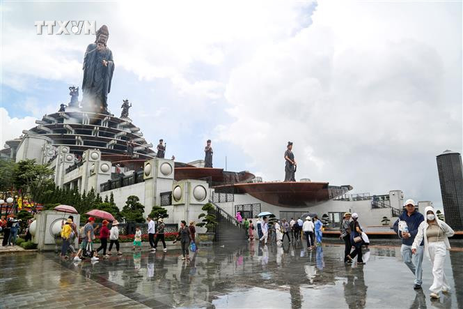 Du khách tham quan trên đỉnh núi Bà Đen. Ảnh: Giang Phương - TTXVN vna_potal_tay_ninh_thu_hut_luong_lon_khach_du_lich_den_nui_ba_den_7008112.jpg