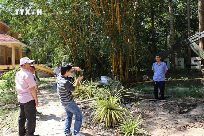 Khách du lịch tham quan, chụp ảnh lưu niệm tại Khu Di tích Căn cứ Dương Minh Châu thuộc ấp Phước An, xã Phước Ninh, huyện Dương Minh Châu (Tây Ninh) dịp lễ 30/4. Ảnh: Minh Phú - TTXVN vna_potal_phat_huy_gia_tri_lich_su_khu_di_tich_can_cu_duong_minh_chau_tay_ninh_7352531.jpg