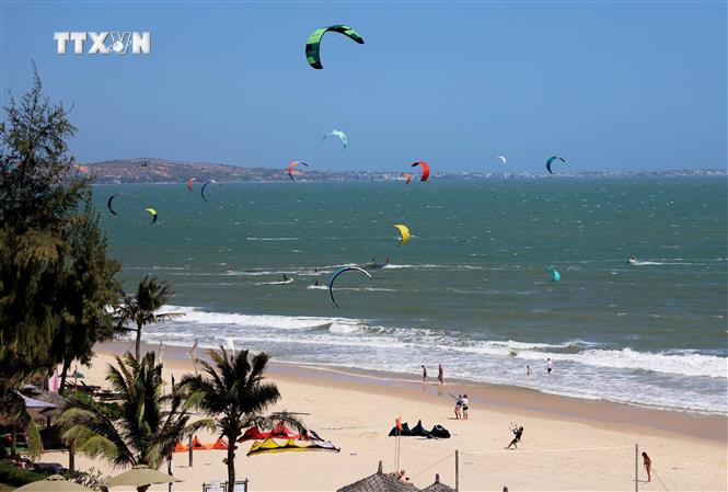 Du khách vui chơi tại biển Mũi Né (thành phố Phan Thiết, tỉnh Bình Thuận). Ảnh: Hồng Đạt - TTXVN vna_potal_binh_thuan_don_180000_luot_khach_tet_giap_thin_2024_7225627.jpg
