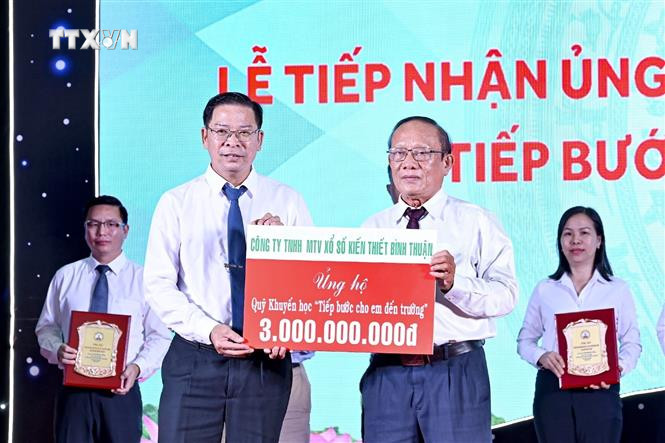 Các đơn vị tham gia ủng hộ Quỹ “Tiếp bước cho em đến trường” năm 2024. Ảnh: Hồng Hiếu - TTXVN vna_potal_binh_thuan_tiep_nhan_va_trao_hoc_bong_tiep_buoc_cho_em_den_truong_7554056.jpg