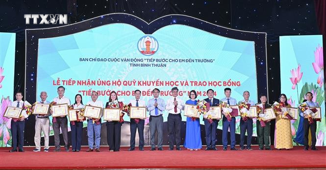 Các tổ chức tích cực ủng hộ Quỹ “Tiếp bước cho em đến trường” năm 2024 nhận bằng khen của Chủ tịch UBND tỉnh Bình Thuận. Ảnh: Hồng Hiếu - TTXVN vna_potal_binh_thuan_tiep_nhan_va_trao_hoc_bong_tiep_buoc_cho_em_den_truong_7554067.jpg