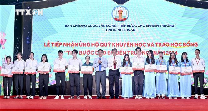 Ban tổ chức trao 86 suất học bổng cho học sinh, sinh viên. Ảnh: Hồng Hiếu - TTXVN vna_potal_binh_thuan_tiep_nhan_va_trao_hoc_bong_tiep_buoc_cho_em_den_truong_7554057.jpg