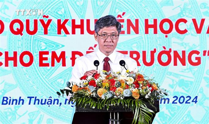 Phó Chủ tịch UBND tỉnh Bình Thuận Nguyễn Minh phát biểu tại buổi lễ. Ảnh: Hồng Hiếu - TTXVN vna_potal_binh_thuan_tiep_nhan_va_trao_hoc_bong_tiep_buoc_cho_em_den_truong_7554068.jpg