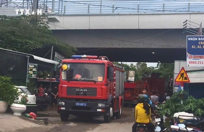 Phương tiện cứu hộ có mặt tại hiện trường. Ảnh: Thanh Liêm - TTXVN vna_potal_cong_nhan_bi_bui_lap_khi_thi_cong_cong_thoat_nuoc_o_can_tho_7553937.jpg