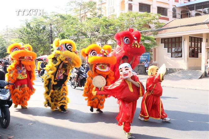 Biểu diễn Lân Sư Rồng cầu chúc may mắn trong năm mới. Ảnh: Lê Thúy Hằng - TTXVN vna_potal_vinh_long_ron_rang_mua_lan_su_rong_ngay_xuan_7222164.jpg
