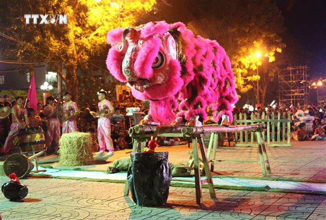 Nội dung múa Lân địa bửu ngày càng được đầu tư về kỹ thuật và nội dung. Ảnh: Lê Thúy Hằng - TTXVN vna_potal_vinh_long_ron_rang_mua_lan_su_rong_ngay_xuan_7222159.jpg