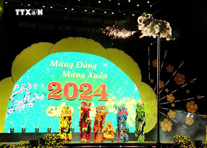 Tiết mục biểu diễn Lân Sư Rồng chào mừng năm mới trong chương trình văn nghệ đặc biệt chào đón giao thừa Xuân Giáp Thìn tại tỉnh Vĩnh Long. Ảnh: Lê Thúy Hằng - TTXVN vna_potal_vinh_long_ron_rang_mua_lan_su_rong_ngay_xuan_7222161.jpg