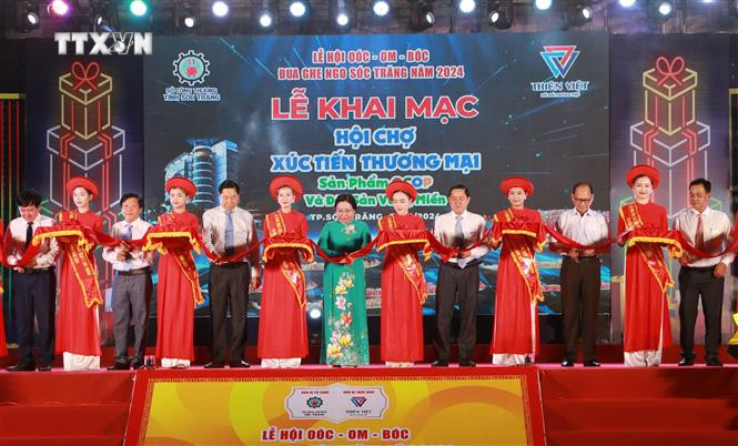 Đại biểu cắt băng khai mạc Hội chợ Xúc tiến thương mại sản phẩm OCOP và đặc sản vùng miền năm 2024 tại Sóc Trăng. Ảnh: Tuấn Phi - TTXVN vna_potal_soc_trang_hoi_cho_xuc_tien_thuong_mai_san_pham_ocop_va_dac_san_vung_mien_nam_2024_7695821.jpg