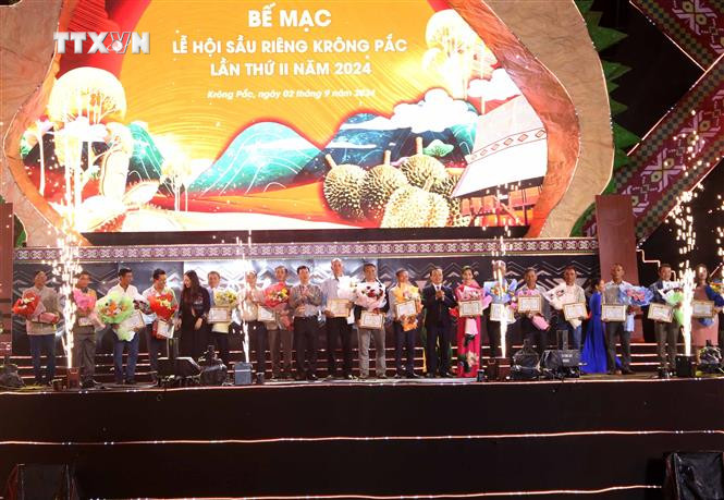 Trao tặng hoa cho các tập thể, cá nhân đã có nhiều đóng góp cho sự phát triển của ngành hàng sầu riêng Krông Pắc. Ảnh: Hoài Thu – TTXVN vna_potal_dak_lak_be_mac_le_hoi_sau_rieng_krong_pac_lan_thu_2_nam_2024_7570215.jpg
