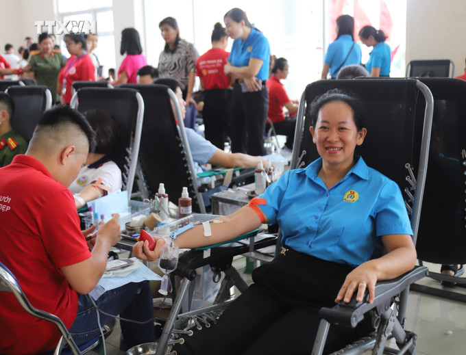 Ngày hội thu hút đông đảo các lực lượng, tầng lớp nhân dân tham gia hiến máu. Ảnh: Chu Hiệu-TTXVN vna_potal_cao_bang_chuong_trinh_giot_hong_mien_non_nuoc_nam_2024_7443789.jpeg