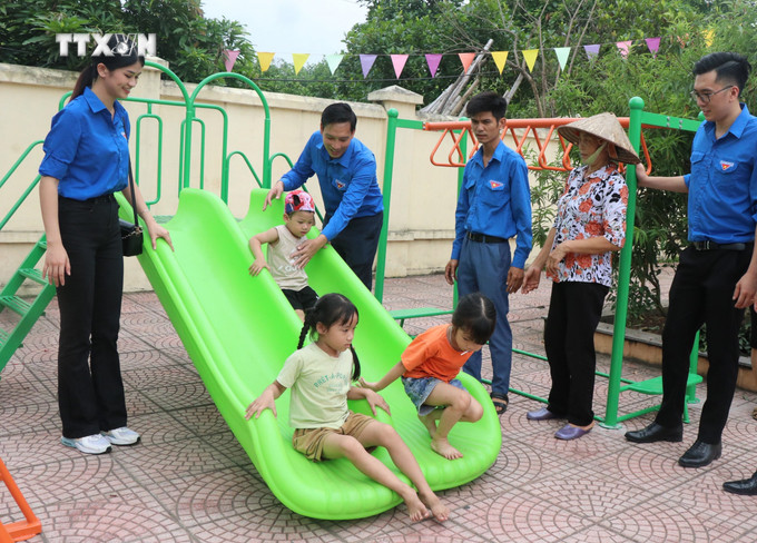 Trẻ em xã Trung Kênh, huyện Lương Tài, tỉnh Bắc Ninh hào hứng chơi trên công trình do Đoàn Thanh niên tài trợ. Ảnh: Thái Hùng- TTXVN vna_potal_thanh_nien_bac_ninh_cham_lo_tao_san_choi_he_cho_tre_em_7443413.jpg