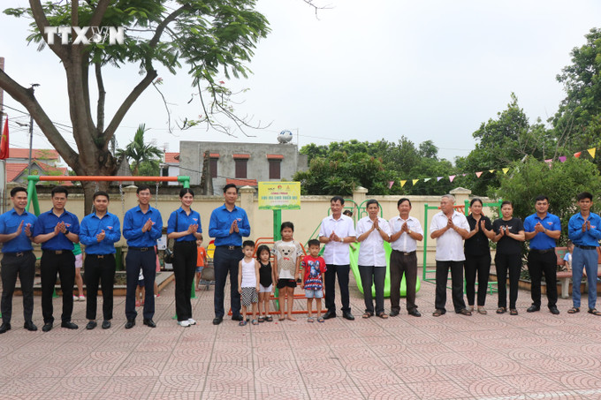 Đoàn Thanh niên Bắc Ninh khánh thành khu vui chơi cho trẻ em tại thôn Tảo Hòa, xã Trung Kênh, huyện Lương Tài, tỉnh Bắc Ninh. Ảnh: Thái Hùng- TTXVN vna_potal_thang_hanh_dong_vi_tre_em_doan_thanh_nien_bac_ninh_chu_trong_cac_hoat_dong_cham_lo_tao_san_choi_he_cho_tre_7443414.jpg