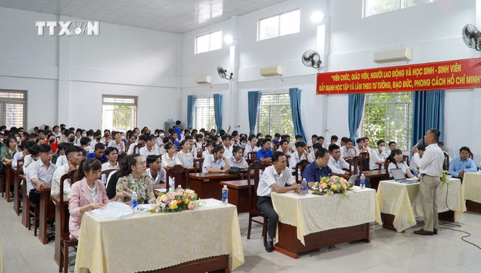 Buổi tư vấn nghề nghiệp cho học sinh Trường Trung cấp nghề dân tộc nội trú tỉnh Kiên Giang. Ảnh: Văn Sĩ - TTXVN vna_potal_kien_giang_chu_trong_tu_van_huong_nghiep_cho_hoc_sinh_dan_toc_noi_tru_7442748.jpg