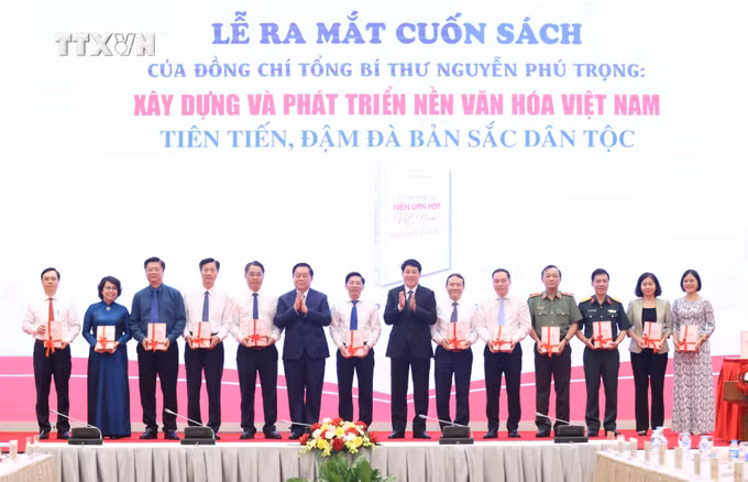 vna_potal_le_ra_mat_cuon_sach_cua_dong_chi_tong_bi_thu_nguyen_phu_trong_“xay_dung_va_phat_trien_nen_van_hoa_viet_nam_tien_tien_dam_da_ban_sac_dan_toc”_7442573.jpg