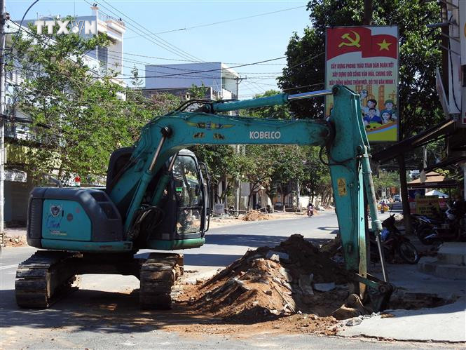 Các đơn vị thi công làm lại vỉa hè trên đường Lê Hồng Phong. Ảnh: Cao Nguyên-TTXVN vna_potal_kon_tum_tap_trung_chinh_trang_do_thi_thanh_pho_7370163.jpg