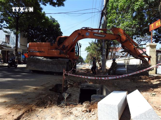 Các đơn vị thi công làm lại vỉa hè, cống thoát nước trên đường Lê Hồng Phong. Ảnh: Cao Nguyên-TTXVN vna_potal_thanh_pho_kon_tum_trien_khai_dong_loat_ba_du_an_chinh_trang_do_thi_7370161.jpg