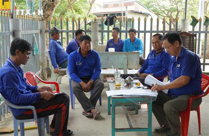 Nhiều nông dân trong Tổ hợp tác số 12, xã Tân Hộ Cơ (Tân Hồng, Đồng Tháp) rất bức xúc với giá tưới tiêu nước quá cao trong nhiều năm, đã làm đơn khiếu nại gửi chính quyền các cấp. Ảnh: Nhựt An - TTXVN vna_potal_nong_dan_o_dong_thap_bo_gieo_sa_khoang_180ha_lua_de_phan_doi_gia_bom_nuoc_qua_cao_7369564.jpg