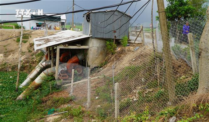 Khu vực đặt máy bơm phục vụ tưới tiêu bị rào chắn, không cho chủ đầu tư mới lắp đặt máy bơm phục vụ cho Tổ hợp tác số 12, xã Tân Hộ Cơ (Tân Hồng, Đồng Tháp). Ảnh: Nhựt An - TTXVN vna_potal_nong_dan_o_dong_thap_bo_gieo_sa_khoang_180ha_lua_de_phan_doi_gia_bom_nuoc_qua_cao__7369566.jpg